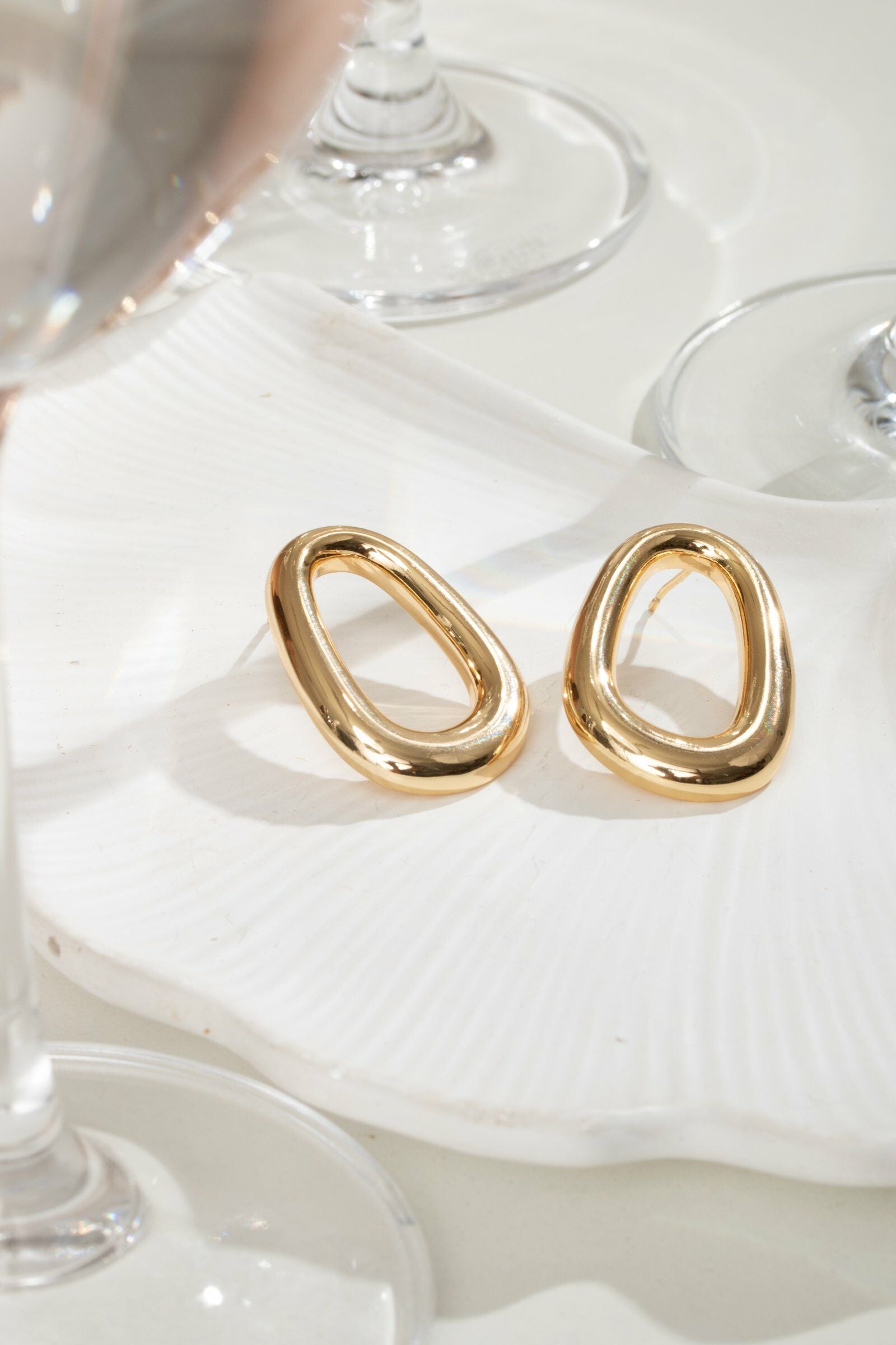 Brinco Liso Ovalado Banho Ouro 18k