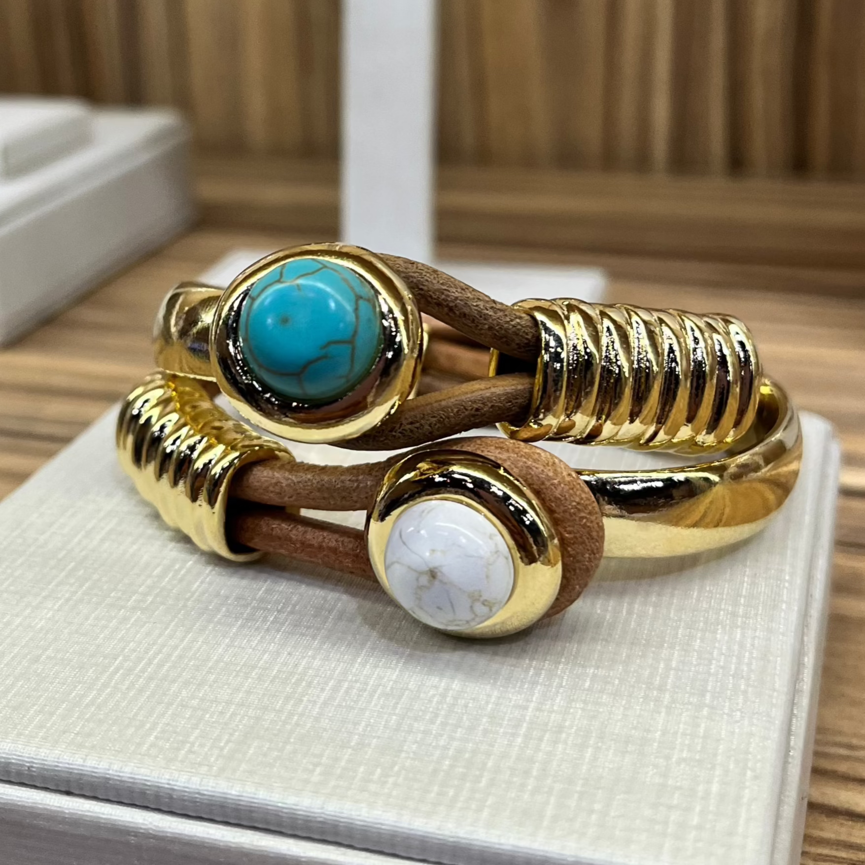 Bracelete Conectar Ouro Com Pedra Howlita Turquesa