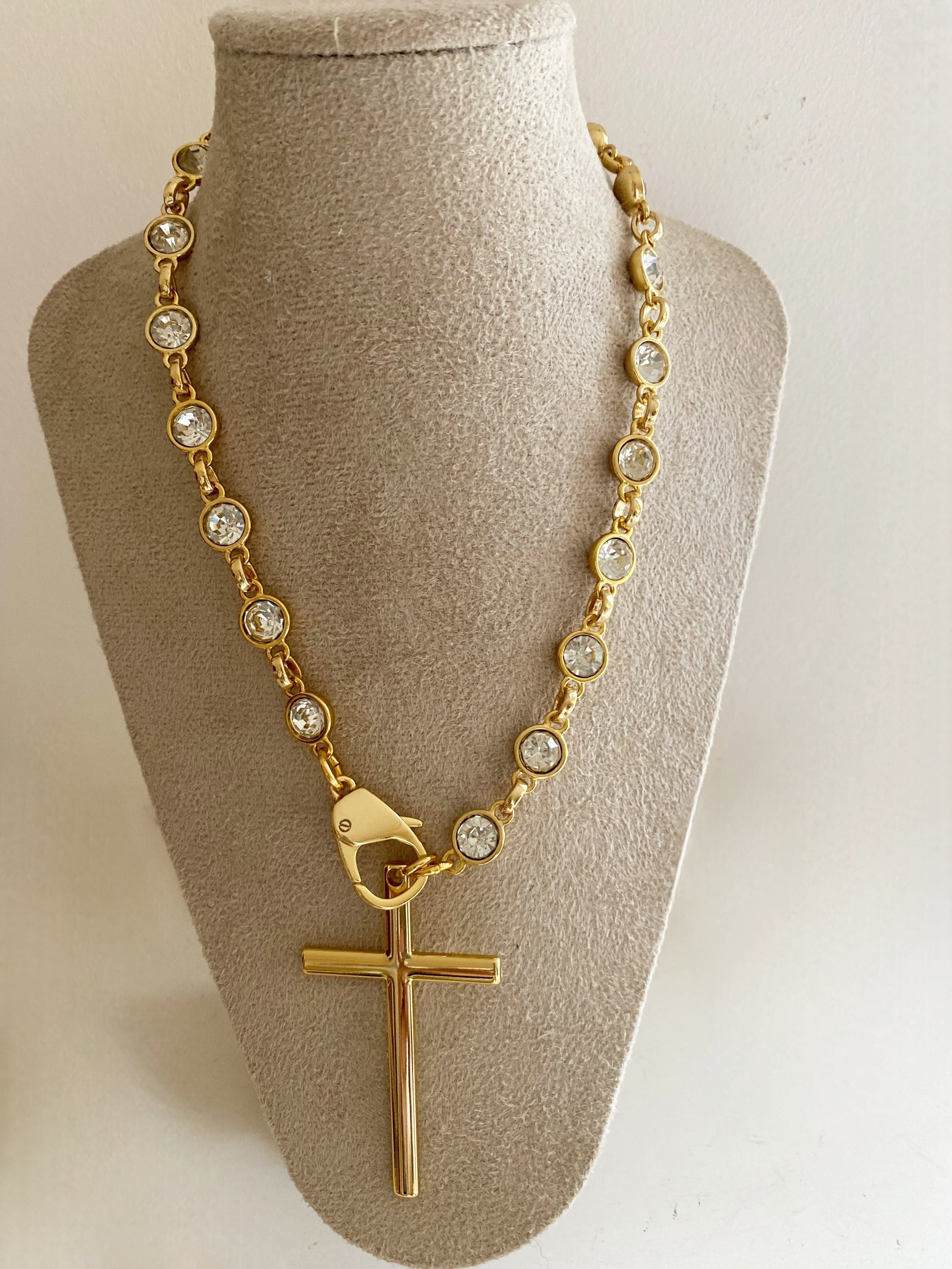 Colar Ponto de Luz Dourado com Cruz